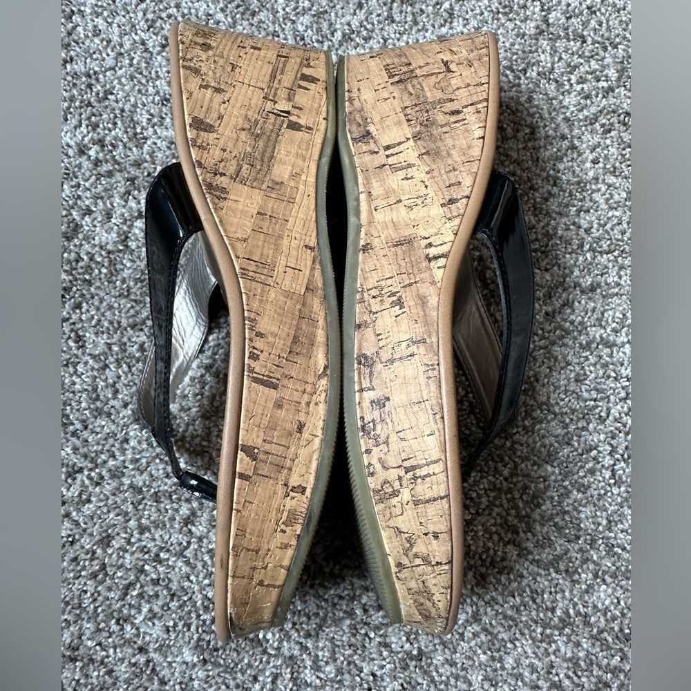π€ 3/$30 ππ BLACK PATENT WEDGE SANDAL. SIZE 9.5. FAUX CORK. SO BRAND ππ - Picture 5 of 5